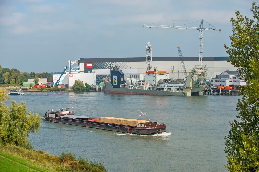 Bij Koninklijke IHC speelt de kwestie van het vervuilde straalgrit in oktober op twee werven: die in Krimpen aan den IJssel en Kinderdijk (foto). (Cees van der Wal)