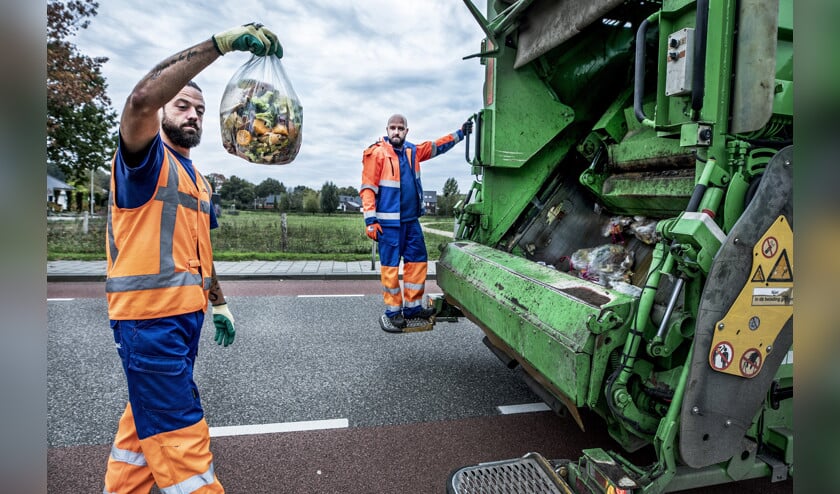 In Horst wordt keukenafval altijd nagekeken voordat het in de vuilniswagen gaat. Zakken met flesjes en blikjes worden netjes geweigerd. (beeld)