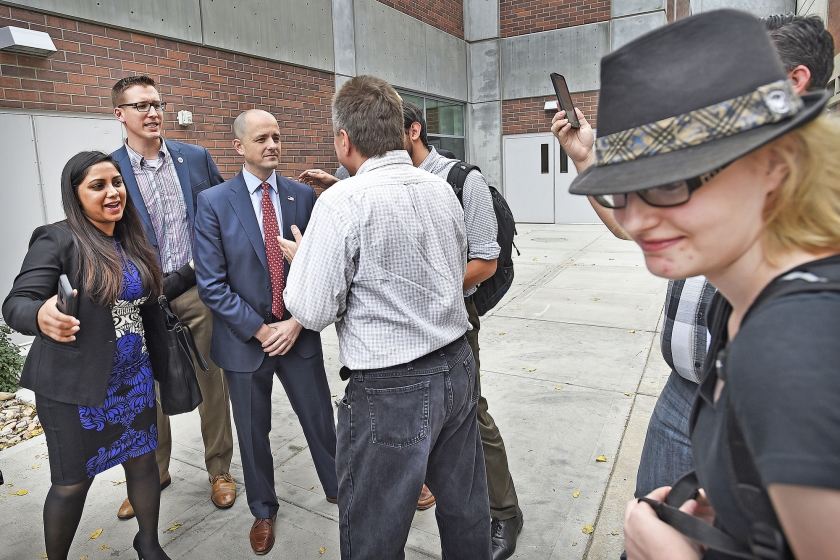 Evan McMullin (met stropdas) praat met een bezorgde Republikein na zijn bijeenkomst in Orem, Utah. (Guus Dubbelman)