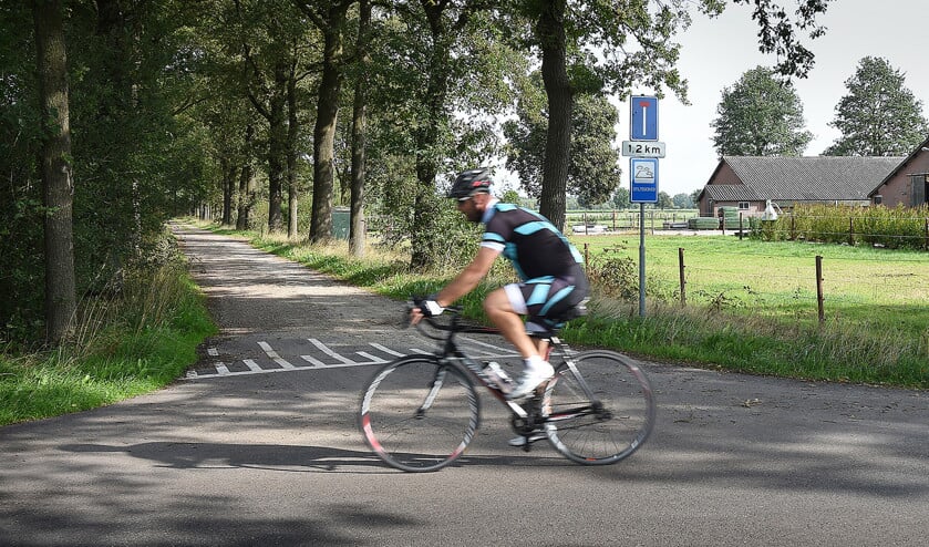 De megastal moet verrijzen op de plaats waar nu nog een kleinere boerderij (rechts) staat. (Marcel van den Bergh)