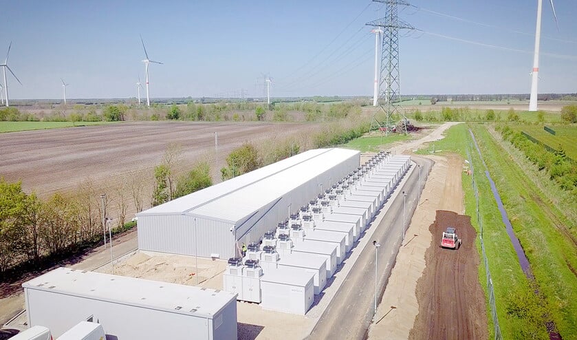 De EnspireME, zoals Eneco en Mitsubishi hun superbatterij in het Duitse Jardelund hebben genoemd, kan meer stroom opslaan dan vijfhonderd grote Tesla’s. (eneco)