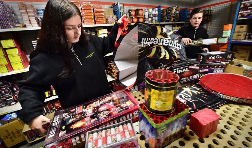 In de vuurwerkwinkel 7Kamp worden de pakketten al ingepakt. Het vuurwerk wordt vervolgens opgeslagen in de vuurwerkbunker. (Marcel van den Bergh)