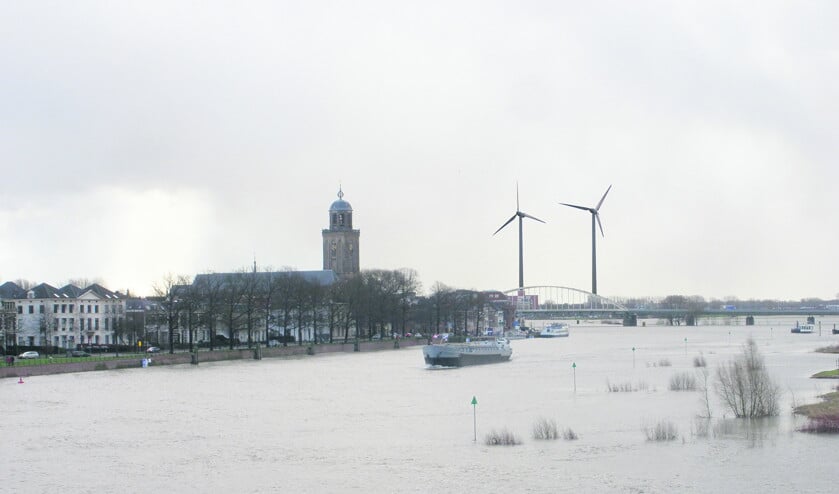 Windmolens bij Deventer zoals ze er in de ogen van tegenstanders zouden gaan uitzien: groot, dreigend en zwart. (Marcel van den Bergh en De Stentor)