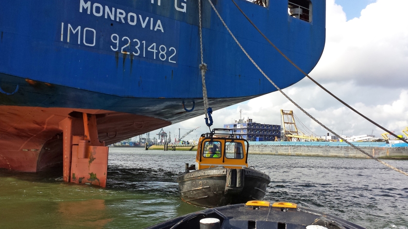 Een vlet heeft drie gesloten drijfcompartimenten voor het geval dat een zeeschip hem bijvoorbeeld tussen wal en schip kraakt. (Dick den Braber)