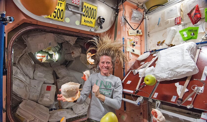 Zweven nodigt uit om met eten te spelen. Elk vrachtschip brengt vers fruit mee, maar meestal moet de bemanning het doen met ingeblikt of gedroogd voedsel. De Amerikaanse astronaute Karen Nyberg geniet dus van de appels en sinaasappels. (beeld)