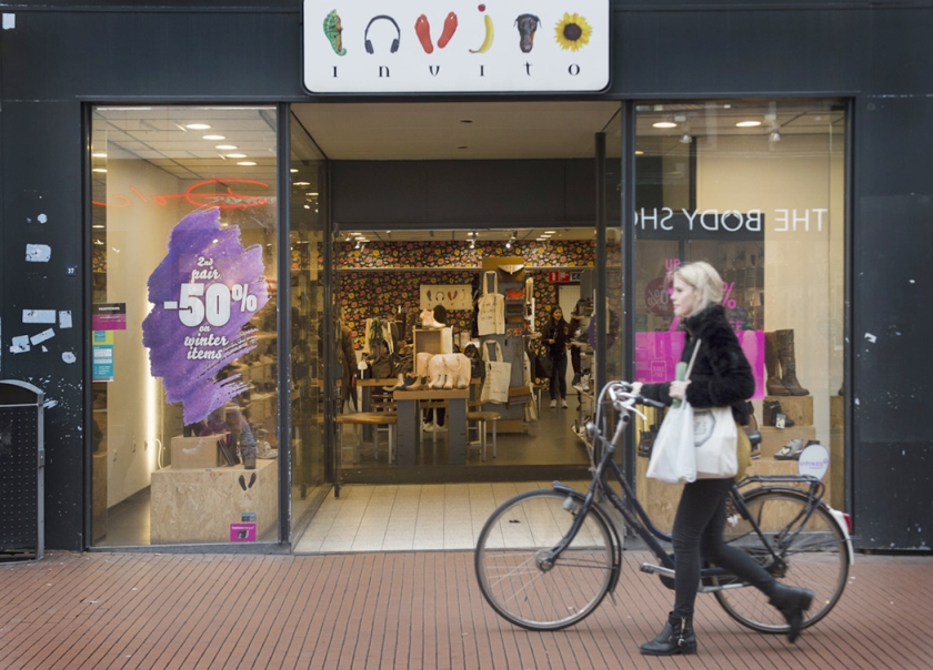 Exterieur van een Invito-winkel. De schoenenketen kan een doorstart maken. (anp / Piroschka van de Wouw)
