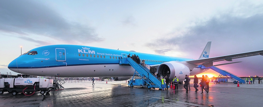 De eerste nieuwe Boeing 787 Dreamliner die KLM afgelopen zondag in gebruik nam. Het moeten er 22 worden. (anp / Lex van Lieshout)