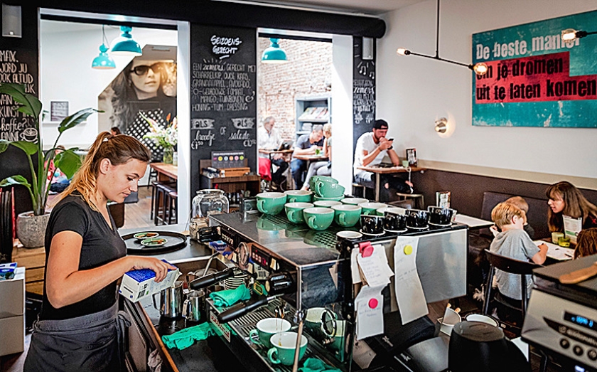 Ook al is er een cao-akkoord voor de horeca, er wordt nog gekeken hoe het werk in de sector aantrekkelijker kan worden gemaakt. (anp / Remko de Waal)