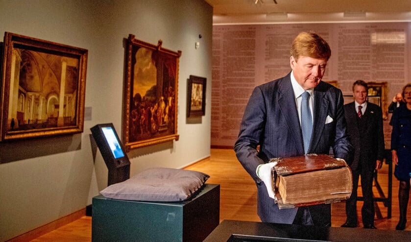 Ter gelegenheid van de viering van 400 jaar Synode van Dordrecht legde koning Willem-Alexander vorige week zaterdag een bijzondere Bijbel uit de Koninklijke Verzamelingen in een vitrine van de tentoonstelling ‘Werk, bid en bewonder – Een nieuwe kijk op kunst en calvinisme’. (anp / Robin Utrecht)