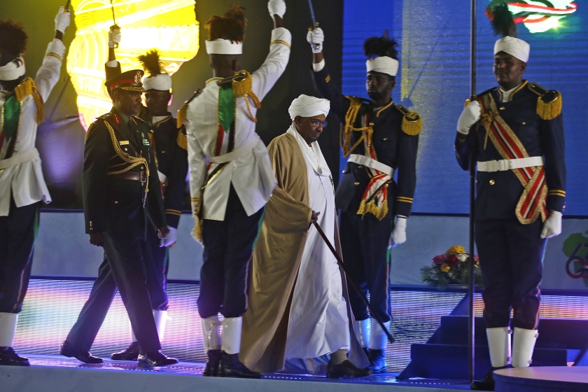 Omar al-Bashir arriveert bij het presidentiële paleis in Khartoem. Demonstranten eisen het vertrek van hun president. (afp / Ashraf Shazly)