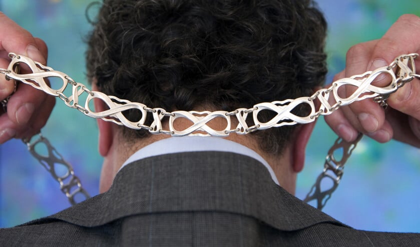 Een burgemeester krijgt de ambtsketen omgehangen. ‘De procedure voor burgemeestersbenoemingen is nog steeds weinig transparant.’ (anp / Koen Suyk en Marcel van den Bergh)
