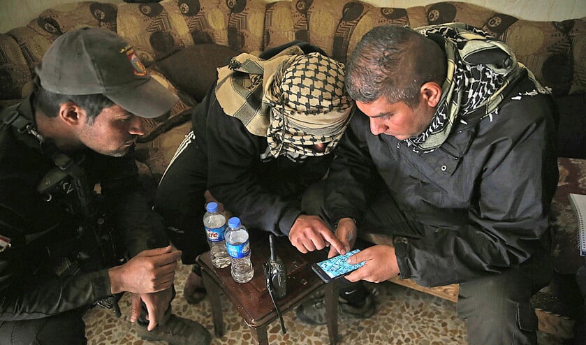 Militairen in Mosul bepalen op een digitale kaart de posities van ISIS-strijders. (ap / Hussein Malla)