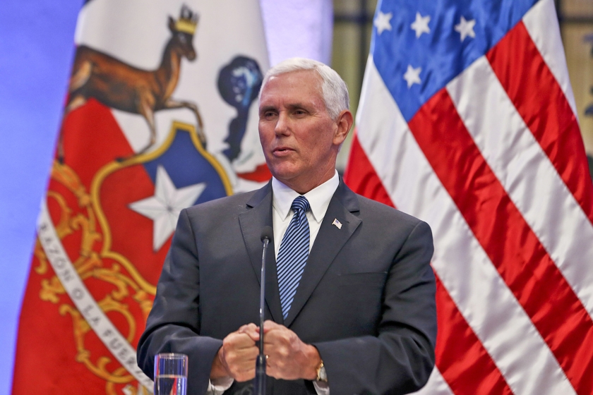 Vicepresident Mike Pence verbleef afgelopen week in Midden- en Zuid-Amerika en kon vragen over de in een isolement terechtgekomen Donald Trump behendig ontwijken. (ap / Esteban Felix)