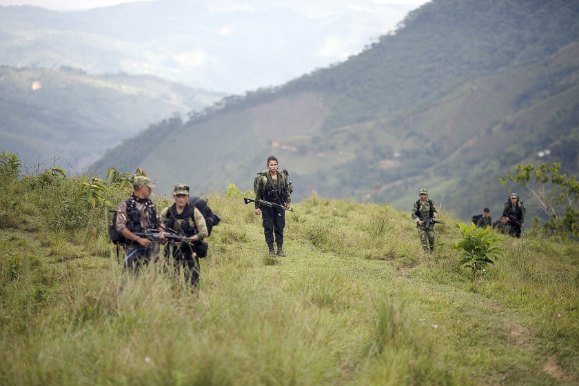 FARC-rebellen in het bergland van Colombia. Bewoners in regio’s waar de guerrilla’s heersen, zien de strijders liever niet vertrekken. Nu weten ze waaraan ze toe zijn en ze vrezen dat paramilitaire groepen hun plaats innemen. (ap / Rodrigo Abd en Desmond Boylan)