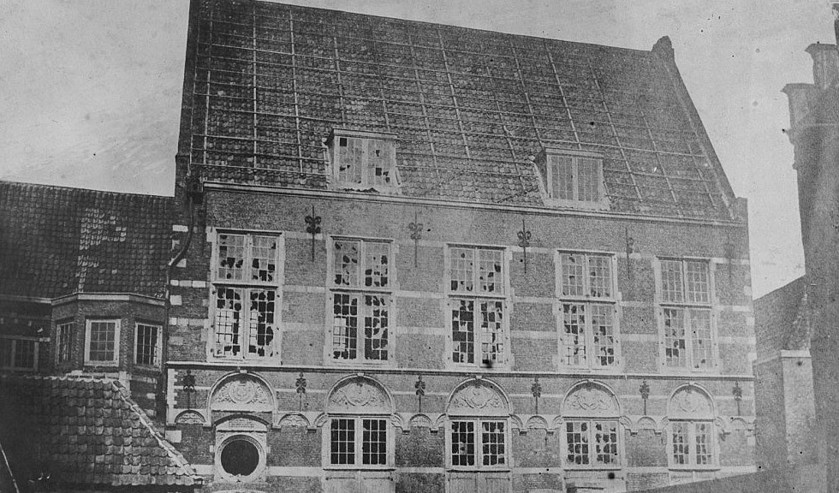 De Nationale Synode van Dordrecht 1618/1619 vergaderde in de Kloverniersdoelen. De foto werd kort voor de sloop in 1857 genomen. (wikipedia / rijksdienst voor cultureel erfgoed)
