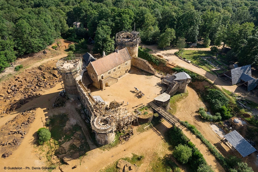 Guédelon vanuit de lucht. De bouwers zijn sinds deze opname alweer flink opgeschoten. (Denis Gliksman en Imco Lanting)