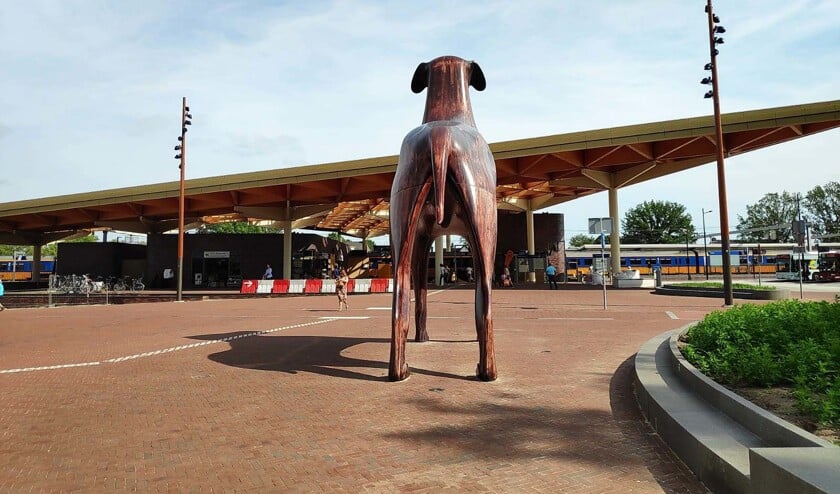 Het beeld is geïnspireerd door de hond Hachi die elke dag op het perron op zijn baasje zat te wachten. (nd)