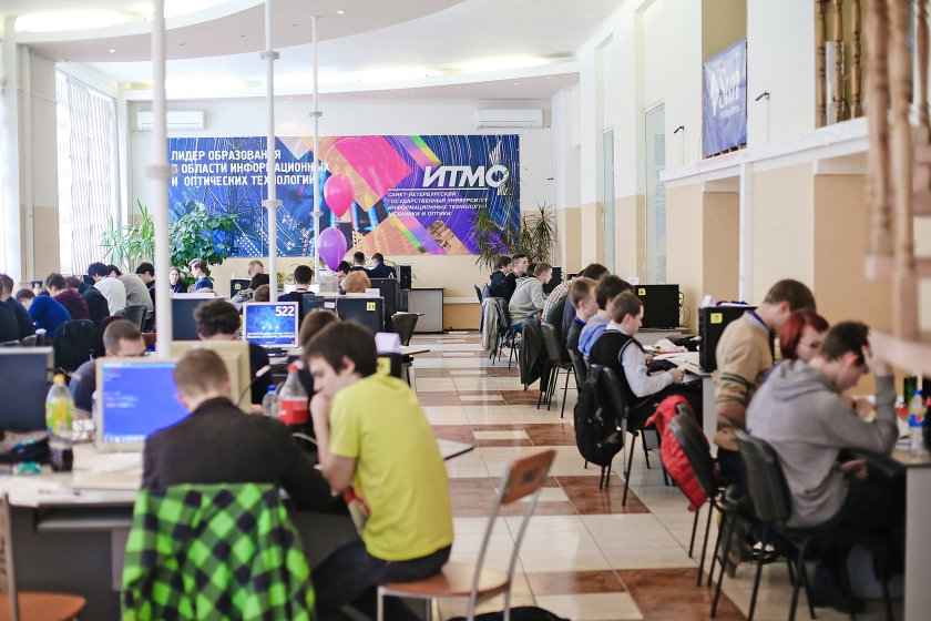 Studenten aan het werk op de ITMO University in Sint-Petersburg. De instelling won in de afgelopen twaalf jaar zes keer het ICPC, het wereldkampioenschap programmeren voor universiteiten. (ITMO university / Margarita Erukova)
