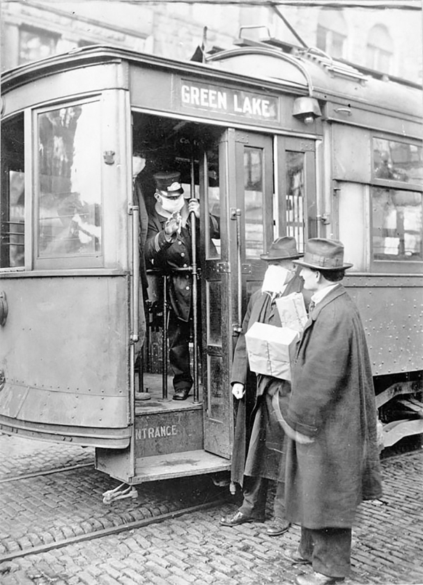 Een foto uit 1918 in de Amerikaanse stad Seattle, die duidelijk kon maken dat een passagier zonder mondkap niet mee mocht in de tram vanwege de dreiging van de Spaanse griep. (wiki)