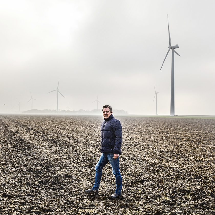 Leo de Jonge op zijn akker in Zeewolde waar hij suikerbieten teelt. ‘Maar ik ben er niet afhankelijk van.’ (Aurélie Geurts)