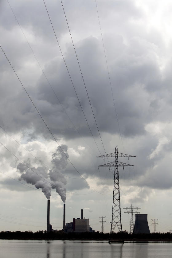 De kolengestookte Amercentrale in Geertruidenberg kan niet voor 2020 op non-actief worden gezet, omdat dan 40.000 huishoudens en 550 bedrijven in de kou komen te zitten. (anp / Nils van Houts)