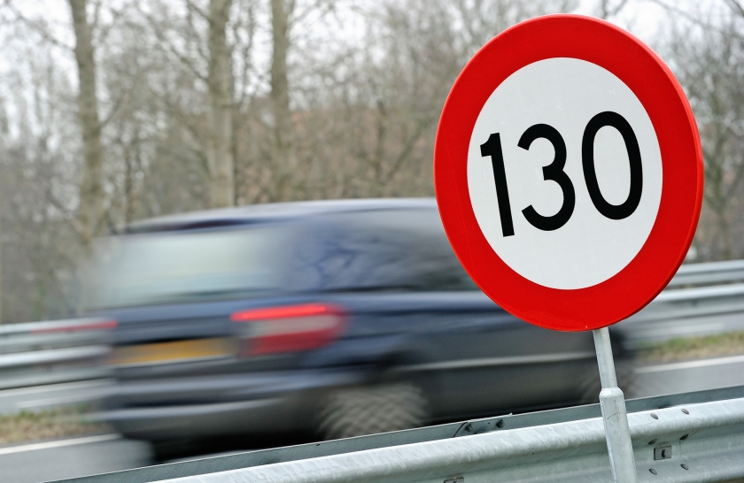 Zolang effectieve maatregelen als rekeningrijden taboe blijven en de maximumsnelheid van 130 km per uur wordt gehandhaafd, is het niet waarschijnlijk dat Nederland de voor 2030 beoogde daling van CO2-uitstoot haalt. (anp Lex van Lieshout)