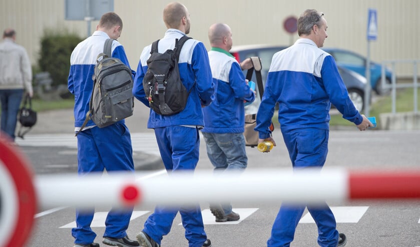 Werknemers van VDL Nedcar in Born beginnen aan hun dag (2014). De klassieke fabrieksarbeid is goed geregeld, maar door ontwikkelingen als flexwerk en internethandel is de achturige werkdag aan het veranderen. (anp / Marcel van Hoorn)