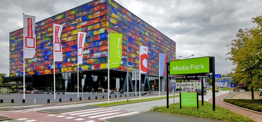 Entree van het Hilversumse Media Park met op de achtergrond het Instituut voor Beeld en Geluid. (anp / Sander Koning)