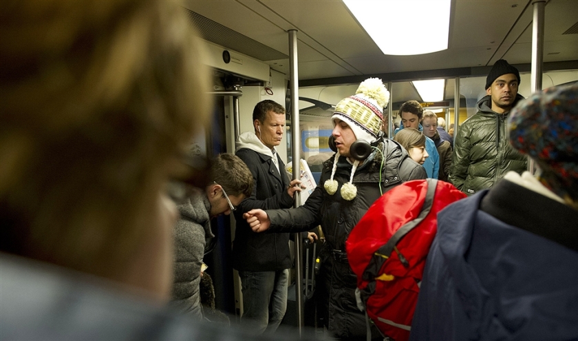 Volgens de NS staan in 30 procent van de treinen reizigers terwijl er nog zitplaatsen zijn. De organisatie zoekt naar methoden om daar iets aan te doen. (anp / Evert Elzinga)