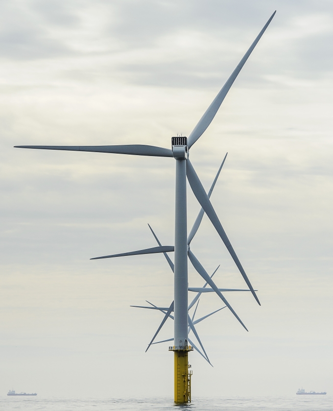 De waardedaling van huizen is groter naarmate de windmolens hoger worden en de diameter van de wieken groter wordt. (anp / Remko de Waal)