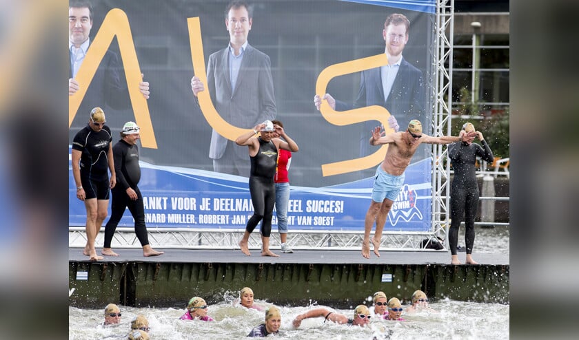 Prominenten, onder wie Beau van Erven Dorens (r.), duiken het water in voor het goede doel. Ze doen mee aan de City Swim, waarmee geld wordt opgehaald voor onderzoek naar de spierziekte ALS. (anp / Jerry Lampen)