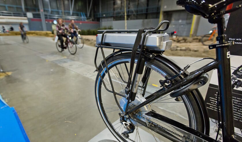 Bezoekers van een e-bikebeurs proberen een e-bike uit op het testparcours. Accu’s zijn na 3 tot 5 jaar aan vervanging toe, al kunnen ze volgens de ANWB bij goede behandeling 7 jaar mee. (anp / Bart Maat)
