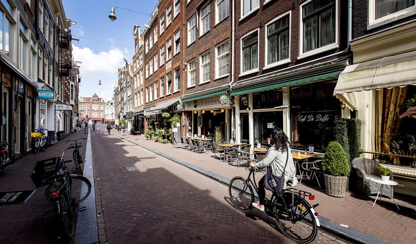 ‘Het gaat beleggers niet om huisvesting. Het gaat niet om macht. Ze gebruiken huizen om winst te maken’, zegt de Nederlands-Amerikaanse hoogleraar sociologie Saskia Sassen. (anp / Koen van Weel en epa / Fernando Alvarado)