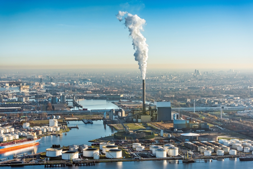 Rokende schoorsteen van de Nuon energie kolencentrale aan de Hemweg in het Westelijk havengebied. (anp / John Gundlach)