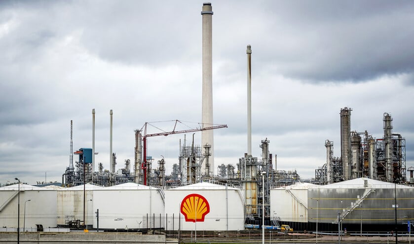 De raffinaderij van Shell in Pernis. De oliemaatschappij wil vanaf 2020 flink gaan investeren in duurzame energie. (anp / Remko de Waal)