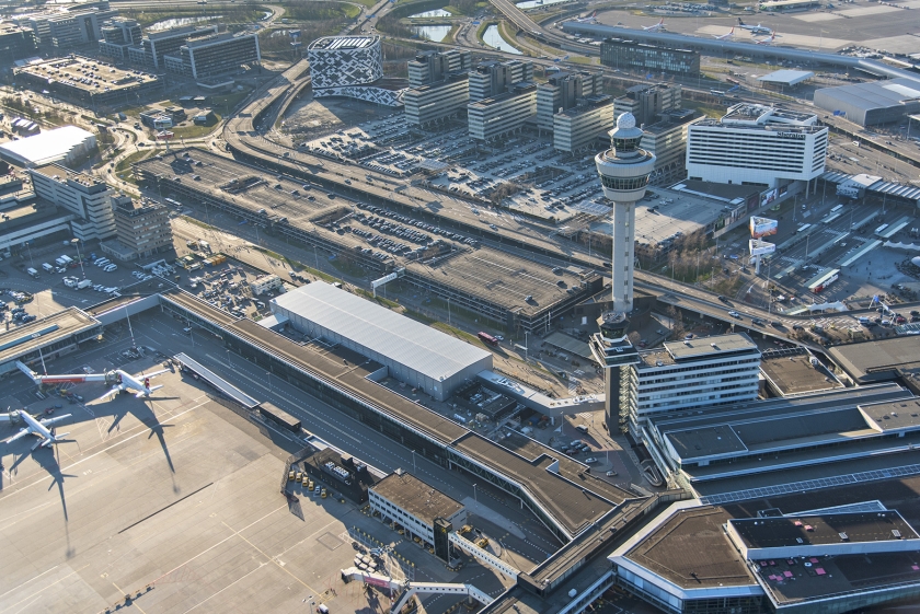 Een luchtopname van een deel van de luchthaven Schiphol. Als een Europese vliegtaks uitblijft, wil Nederland in 2021 op eigen houtje een milieutoeslag heffen op vliegtickets. (anp / Peter Bakker)