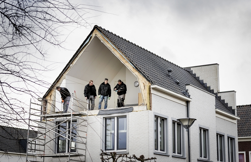 Schade door onvoorspelbaar noodweer jaagt verzekeraars op steeds hogere kosten. Op de foto de zijgevel van een huis in De Meern, weggeblazen tijdens een storm. (anp /)