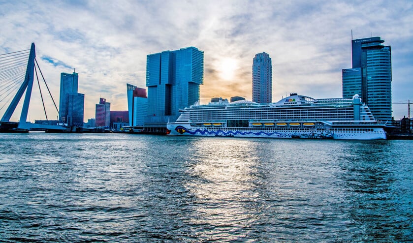 De afgelopen twee jaar meerden er in de Rotterdamse haven zo’n tachtig cruiseschepen aan. Hier ligt het cruiseschip AIDAperla bij de Holland Amerikakade van Cruiseport Rotterdam. (anp / Robin Utrecht)