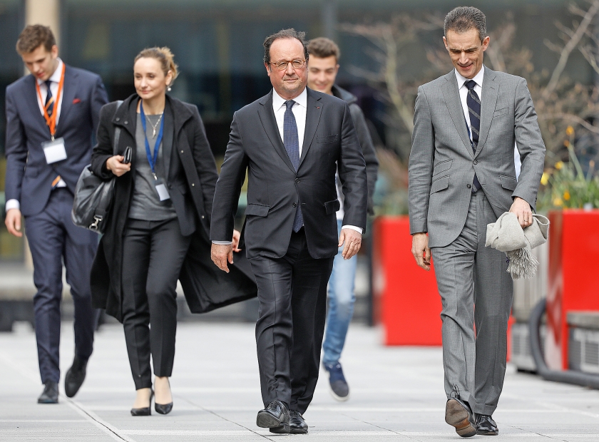 De Franse oud-president Hollande (midden) bezoekt de Erasmus Universiteit, op uitnodiging van een Rotterdamse studievereniging. (anp / Bas Czerwinski)
