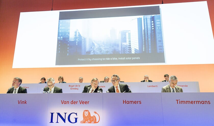 Topman Ralph Hamers, hier tijdens de aandeelhoudersvergadering afgelopen april, ziet af van zijn bonus over 2018. (anp / Robin van Lonkhuijsen)