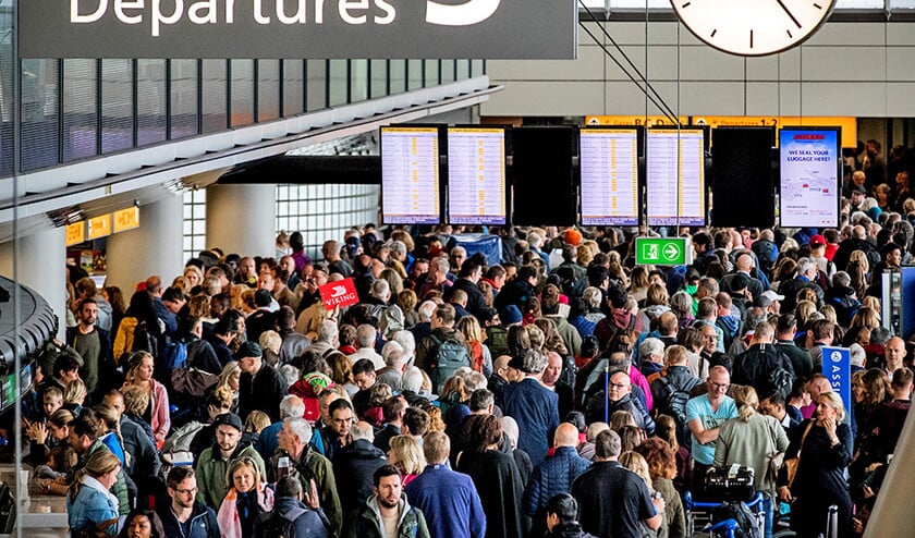Grote drukte bij de incheckbalies op Schiphol is eerder regel dan uitzondering, zeker in vakantieperiodes. (anp / Koen van Weel)