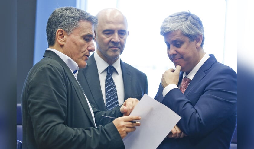 Vanaf links: de Griekse minister van Financiën Tsakalotos, de Eurocommissaris voor Economische en Financiële Zaken, Pierre Moscovici en de voorzitter van de Eurogroep, Mário Centeno, voeren overleg in Luxemburg. (epa / Julien Warnand)