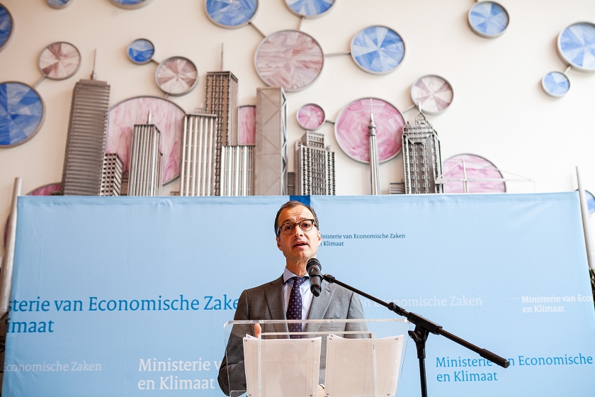 Minister Eric Wiebes van Economische Zaken op 25 juni tijdens een toelichting op de gesprekken over de gaswinning in Groningen. (anp / Alexander Schippers)