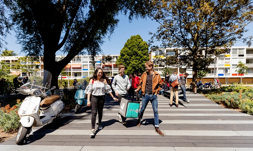 Medewerkers van maaltijdbezorger Deliveroo verzamelden zich eind juni bij de rechtbank in Amsterdam, toen daar de klacht van hun collega Sytze Ferwerda werd behandeld. (anp / Robin van Lonkhuijsen)