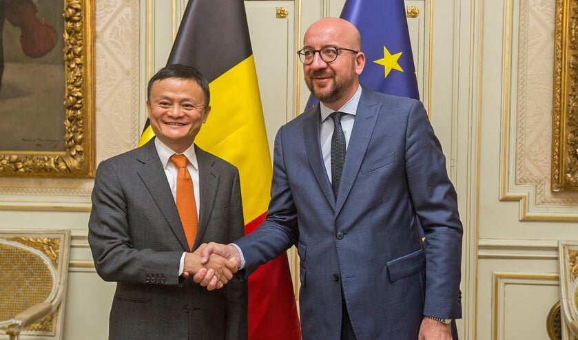 Topman Jack Ma (l.) van het grote Chinese e-commercebedrijf Alibaba, werd in juli vorig jaar in Brussel ontvangen door de Belgische premier Charles Michel. (epa / Stephanie Lecocq)