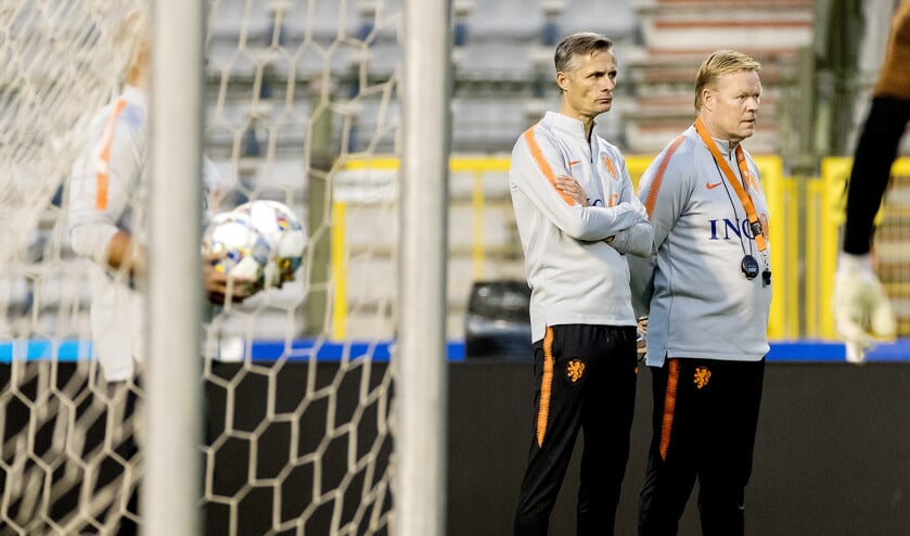 Kees van Wonderen (links) en Ronald Koeman leiden de training van het Nederlands elftal. (anp / Koen van Weel)