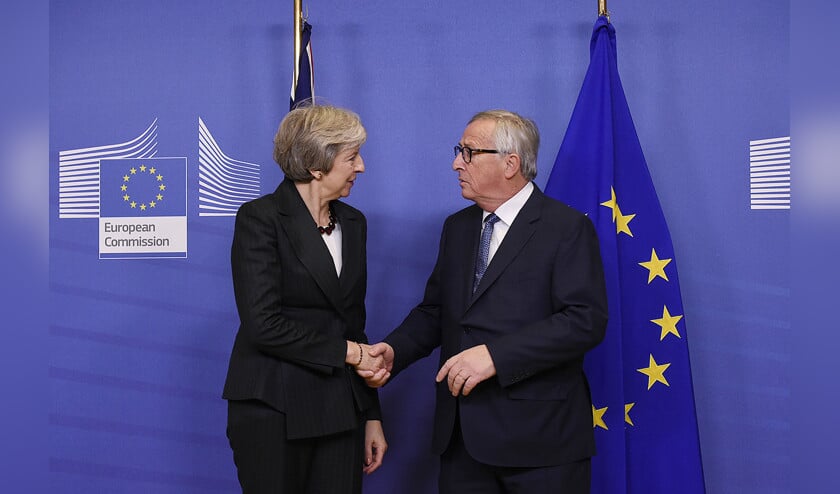 Europese Commissievoorzitter Juncker rujimte woensdagmiddag met premier May aan de thee de laatste obstakels op. (afp / John Thys)