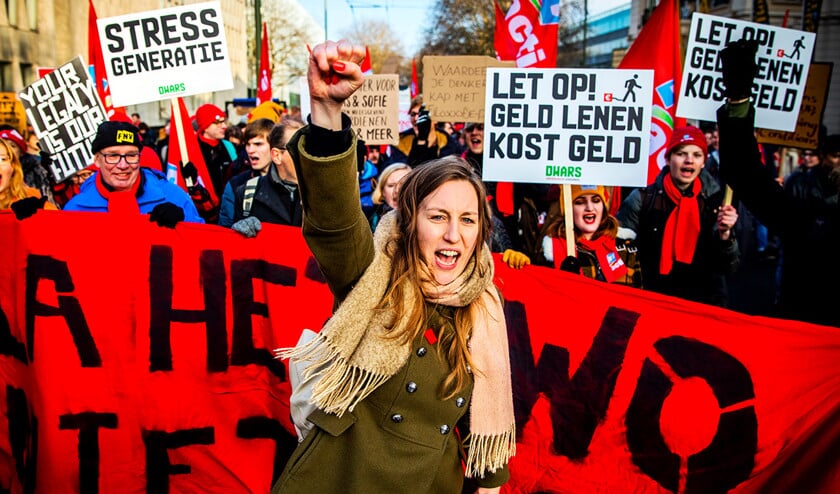 Studenten demonstreren in december 2018 in Amsterdam tegen het plan om de rente op studieleningen te verhogen. (anp / Remko de Waal)