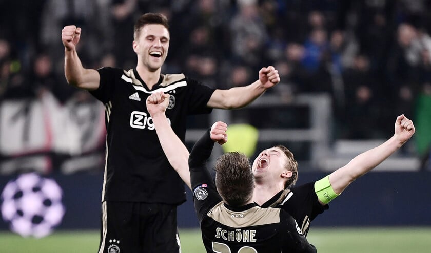 Verdedigers Joël Veltman (l) en Matthijs de Ligt (r) en middenvelder Lasse Schöne vieren de overwinning op Juventus in de tweede wedstrijd van de kwartfinale van de UEFA Champions League op 16 april. (afp / Marco Bertorello)