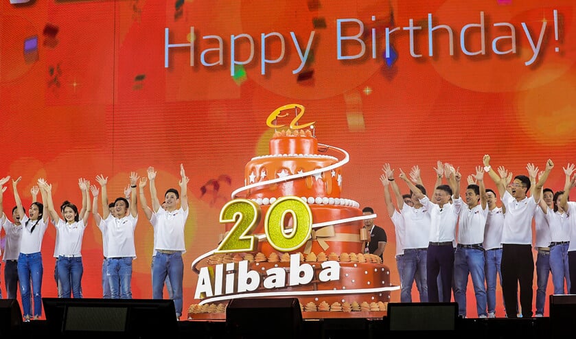Jack Ma (zesde van rechts) vierde in april met medewerkers het 20-jarig bestaan van webshop Alibaba. (afp / Philippe Lopez)